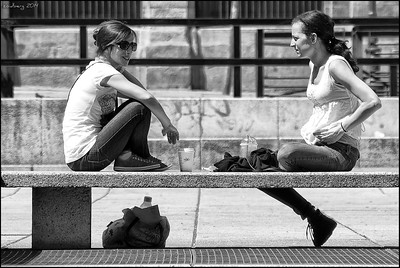 Gente charlando en la calle